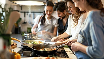 Un groupe de personne en train de cuisiner